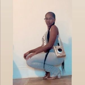 Hi I’m Sierra I’m selling clothes that i no longer need or haven’t worn.